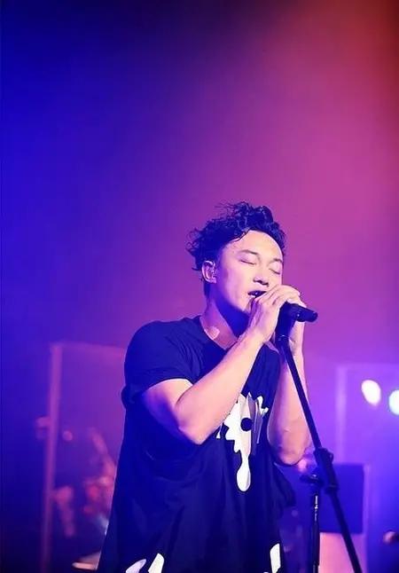 陈奕迅演唱会突发爆咳！现场连连挥手示意，粉丝心疼不已