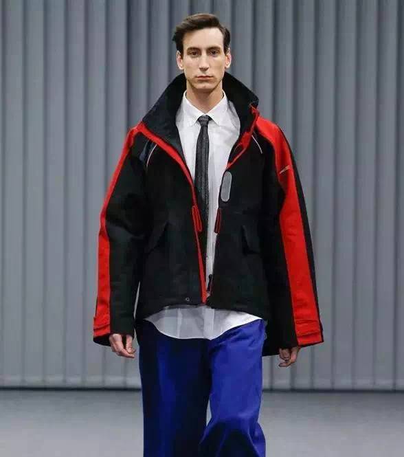 王星越穿着黑色冲锋衣出席活动