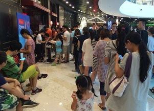 年轻人在门店排队购买泡泡玛特盲盒