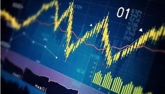 金融市场数据屏幕显示红色下跌曲线