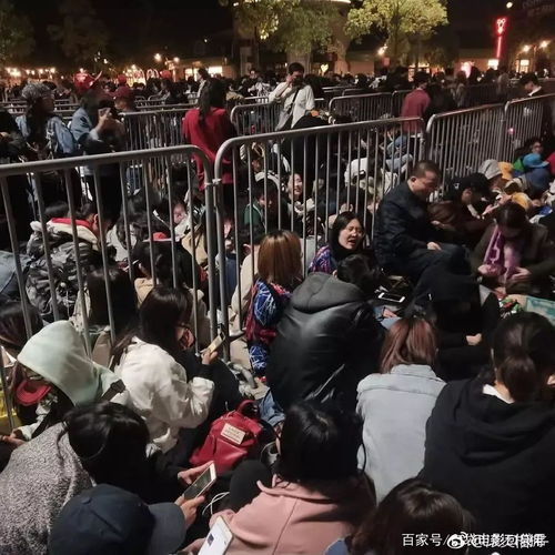 漫威粉丝在电影院前排队等待观影