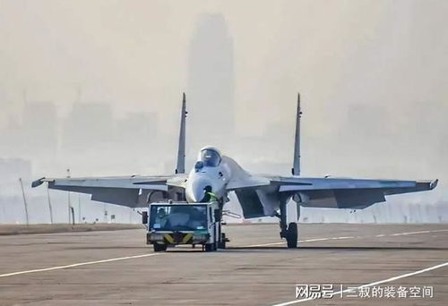 歼-15T舰载机准备弹射起飞