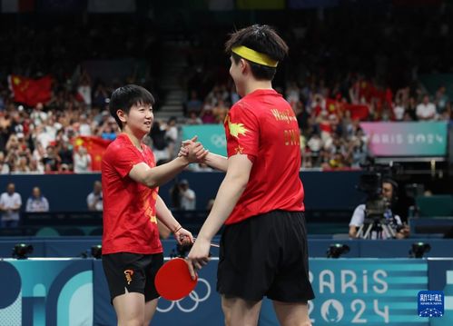 王楚钦孙颖莎庆祝胜利高举双手