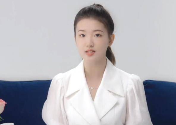 董明珠与孟羽童在格力总部合影