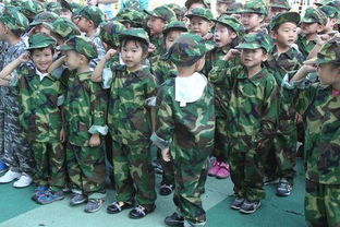 展示军训服的标签和面料细节