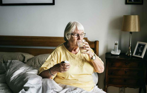 一个人在镜子前微笑自拍