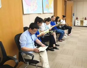 教育局工作人员回应现场