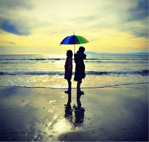 两人并肩走在阳光洒满的小路上