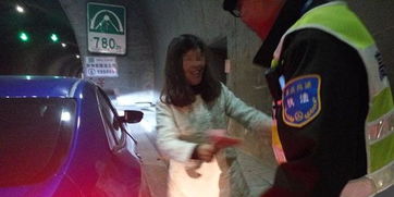 婚礼上男子咸猪手塞红包瞬间