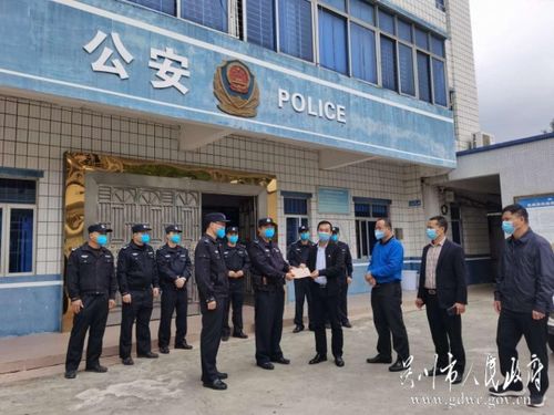 黄左梦琪在镇政府办公场景