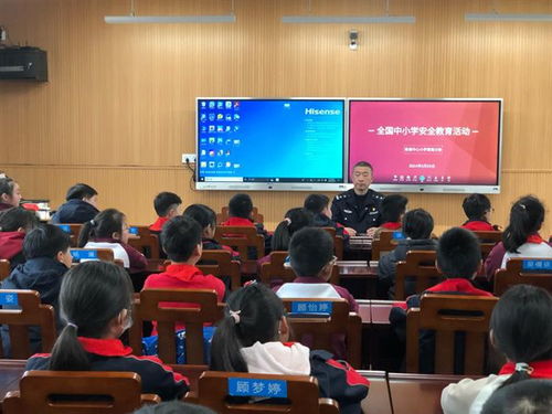 学生在课堂上积极举手发言