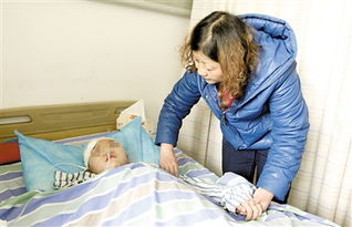 医院病房内一位昏迷的母亲躺在病床上