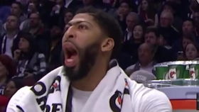 NBA球星西亚卡姆比赛中突破上篮