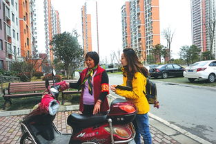 一群志愿者在社区中巡逻