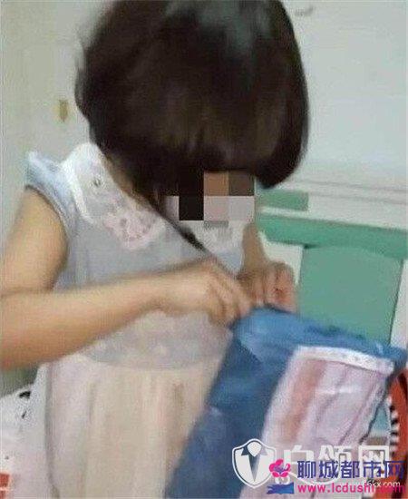 小女孩在家中使用平板进行视频剪辑