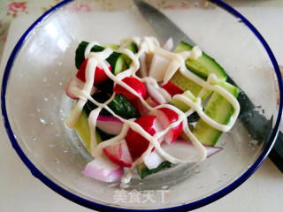 摆放在木盘中的新鲜蔬菜沙拉