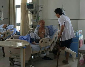 医生与患者沟通病情场景图