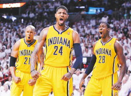 步行者球员庆祝得分