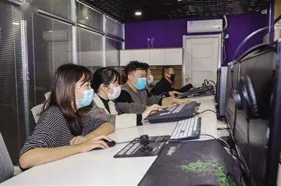 政府工作人员办公