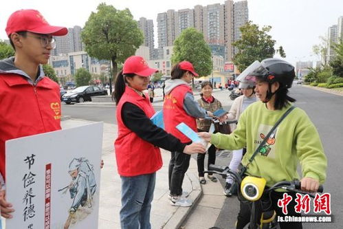 志愿者在街头开展文明宣传