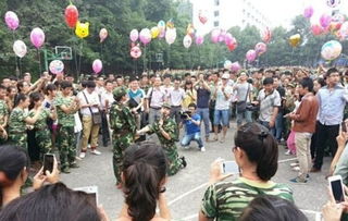 学生穿着军训服在操场训练