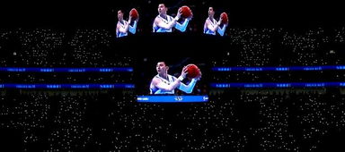 球迷高举手机拍摄比赛现场