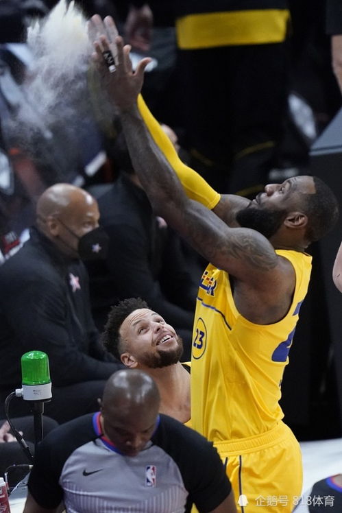 詹姆斯和库里在比赛中对抗