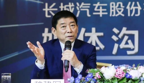 魏建军与年轻工程师在实验室交流