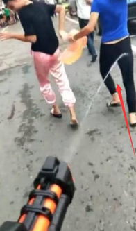 男子拿女儿水枪呲老婆后嫁祸给女儿，家庭闹剧背后竟暗藏隐患？