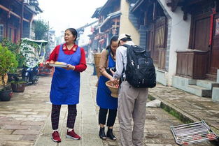 朱志文与当地居民合影