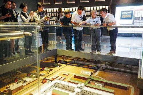 男子在731陈列馆前跪地直播带货画面