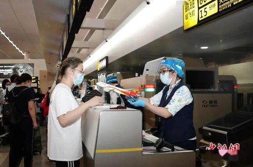留学生在机场办理登机手续