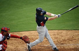 雨果在比赛中专注击球