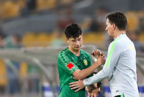 一名球员在比赛中被换下场，观众鼓掌