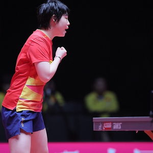 王曼昱与蒯曼庆祝胜利