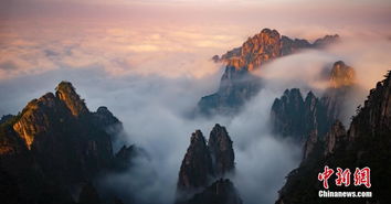 黄山云雾缭绕的山峰与游客合影