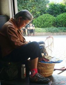 一位老奶奶在街边卖花