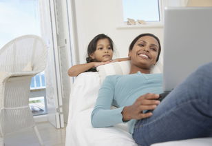 母女两人一起在电脑前查看PPT成果