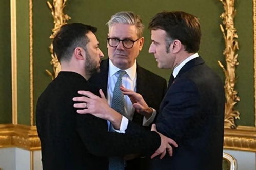 泽连斯基在白宫前神情严肃