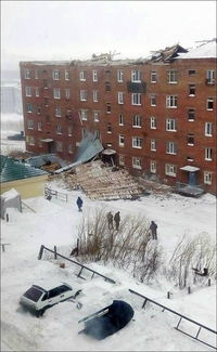 兰州街道铁皮屋顶被掀翻场景