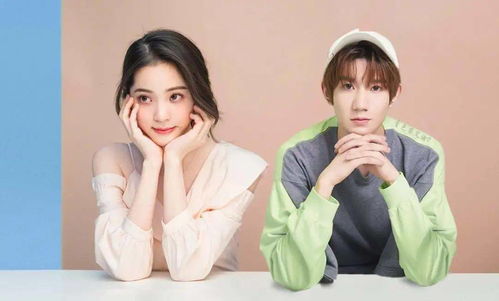 小李和女友在咖啡馆聊天