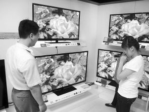 消费者在商场选购智能家电