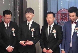 伴郎手持捧花满脸尴尬