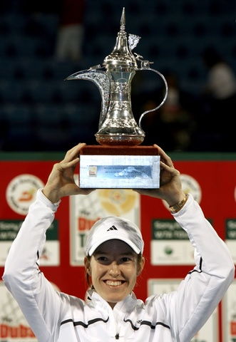 莎头组合在领奖台上高举奖杯