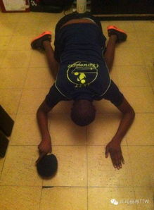 网友模仿折腰广告动作搞笑合集