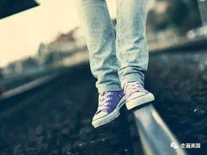 展现个性穿搭的年轻人