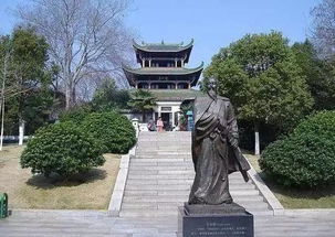 辛弃疾雕像与郁孤台合影