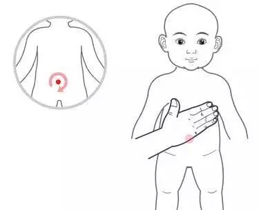 家长抱着孩子在医院走廊哭泣