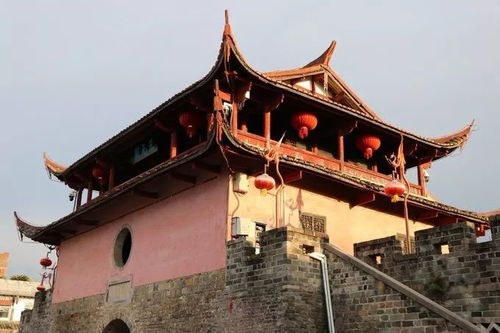 王星越站在荆州古城墙前微笑