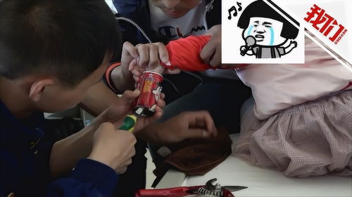 小女孩被蒸锅卡住手指哭泣